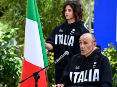 Luca Mazzone (D) ed Ambra Sabatini (S) durante la cerimonia nei giardini del Quirinale di consegna della bandiera tricolore per gli atleti in partenza per i Giochi Olimpici e Paralimpici di Parigi, Roma, 13 giugno 2024. ANSA/RICCARDO ANTIMIANI