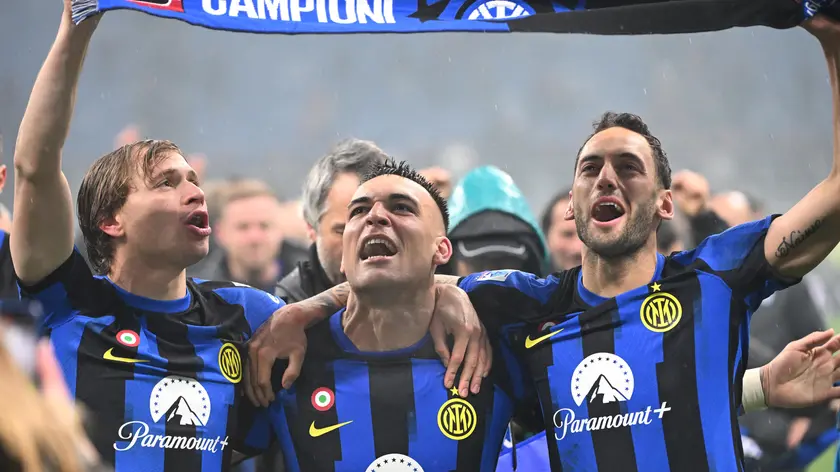 L to R Inter Milan’s Nicolò Barella,Lautaro Martinez and Hakan Çalhano?lu celebrate at the end of the Italian Serie A soccer match between Ac Milan and Inter Milan at the Giuseppe Meazza stadium in Milan, Italy, 22 April 2024. ANSA/DANIEL DAL ZENNARO
