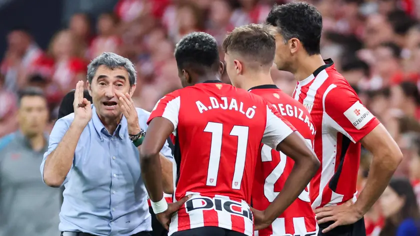 epa11576228 Athletic's head coach Ernesto Valverde (L) reacts during a Spanish LaLiga EA sports soccer match between Athletic de Bilbao and Atletico de Madrid at San Mames stadium in Bilbao, Spain, 31 August 2024. EPA/LUIS TEJIDO