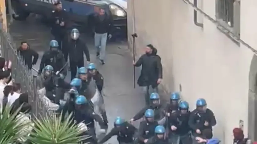 Studenti caricati dalla polizia a Pisa, proteste a Padova e Venezia