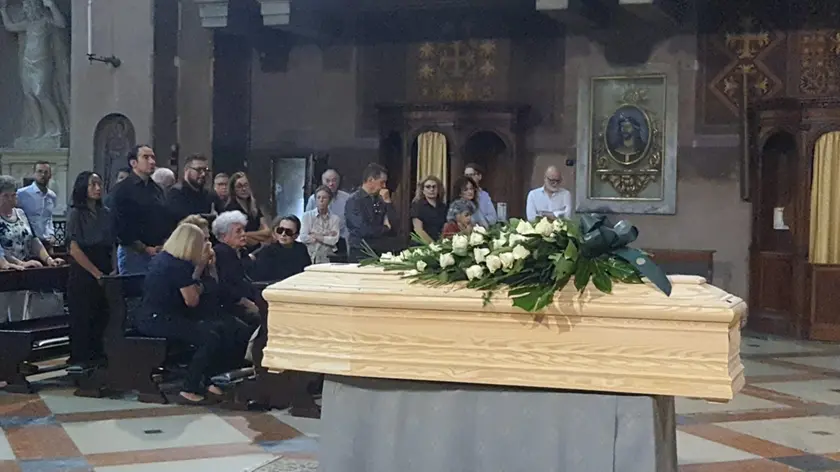 Chiesa del Carmine gremita per i funerali di Luca Vecchiato