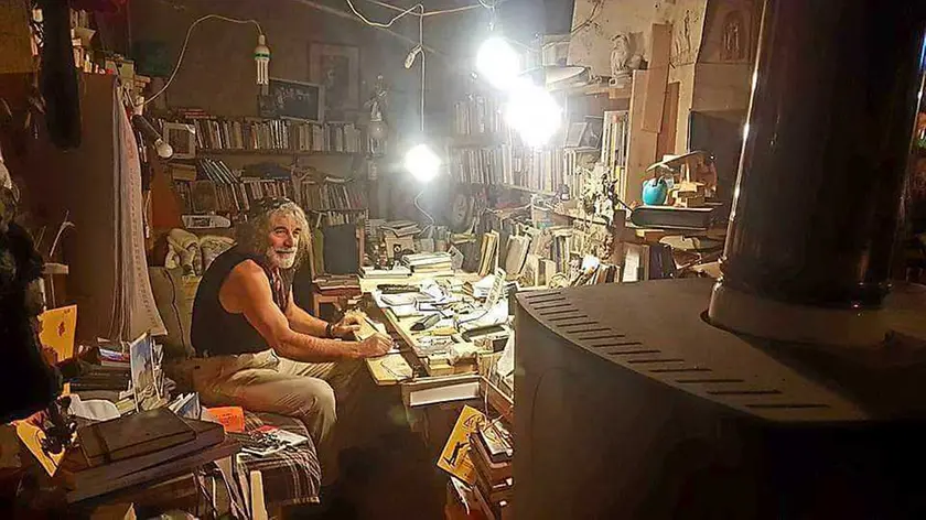 Mauro Corona nello studio che è stato preso di mira dai vandali