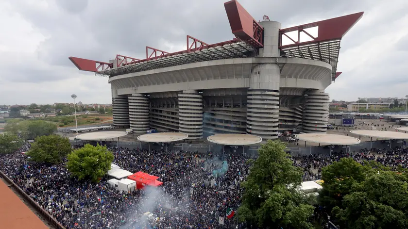 Inter’s supporters waiting for the team at the end of the Italian serie A soccer match between Fc Inter and Torino at Giuseppe Meazza stadium in Milan, 28 April 2024. ANSA / MATTEO BAZZI