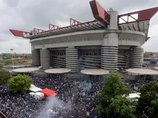 Inter’s supporters waiting for the team at the end of the Italian serie A soccer match between Fc Inter and Torino at Giuseppe Meazza stadium in Milan, 28 April 2024. ANSA / MATTEO BAZZI