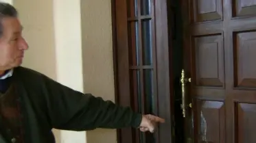 SCASSO Tiziano Pinato indica la sua porta