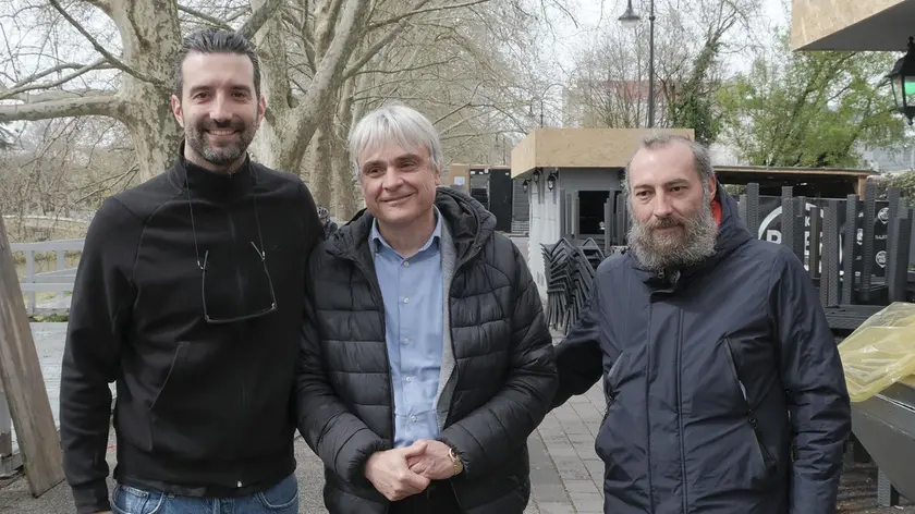 Da sinistra Nicola Zoppellett,o Flavio Baretta e Andrea Oreste, lungo il viale che ospita i bar del Naviglio