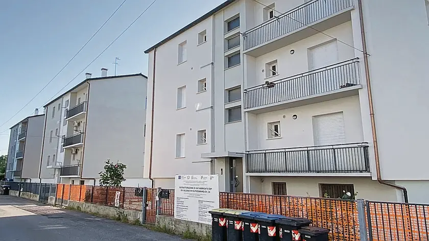 L’edificio Erp di via Pizzamano dove è intervenuta l’azienda Opus Art