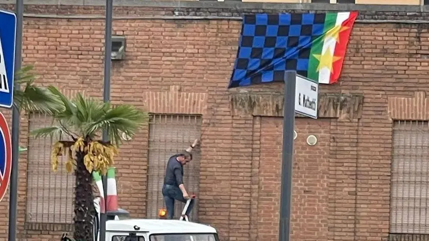 La bandiera dell’Inter fatta installare dal sindaco sul municipio