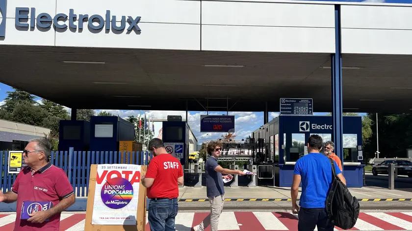 Un banchetto elettorale organizzato davanti ai cancelli dell'Electrolux a Susegana