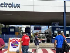 Un banchetto elettorale organizzato davanti ai cancelli dell'Electrolux a Susegana