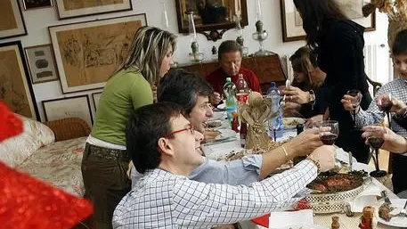 20071225 - MILANO- LIF - NATALE: TRADIZIONALE PRANZO IN FAMIGLIA A MILANO. Una famiglia durante il pranzo festeggia il Natale a casa con famigliari ed amici, oggi a Milano. ANSA/DANIEL DAL ZENNARO/DRN
