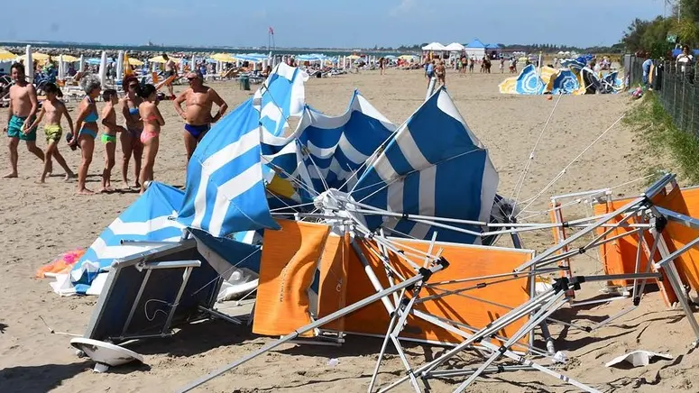 COLUCCI - DINO TOMMASELLA - CAVALLINO - I DANNI AL CAMPING MEDITERRANEO - MACCHINE SCHIACCIATE- OMBRELLONI ROTTI ALBERI SRADICATI, CASETTE DISTRUTTE