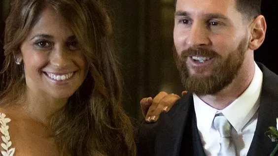 (170701) -- ROSARIO, July 1, 2017 (Xinhua) -- Argentine soccer player Lionel Messi(R) and his wife Antonela Roccuzzo pose at their wedding in Rosario, Argentina, June 30, 2017. (Xinhua/Martin Zabala)(wll)