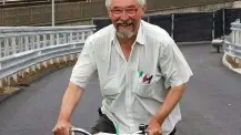 Gioacchino Bragato in versione ciclista sul nuovo ponte della fiera E’ anche nonno-vigile: da due mesi non ricevono gli stipendi