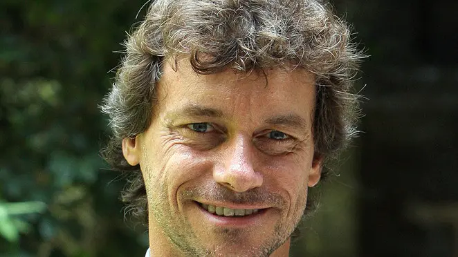 20080702 - ROMA - SPE - TV: RIPRENDE SUPERQUARK CON PIERO E ALBERTO ANGELA - Il conduttore Alberto Angela ritratto al termine della conferenza stampa di presentazione del programma 'Superquark' che andrà in onda giovedi' 3 luglio su Raiuno in prima serata. La nuova edizione sarà condotta coe sempre da Piero Angela. Anche quest'anno gli autori e i registi di Superquark condurranno i telespettattori alla scoperta dei tesori d'arte e storia, come la miniera d'oro Las Medulas in Spagna o il grandioso complesso delle Terme di Caracalla, nei reportage di Alberto Angela e Michelangelo Pepe. ALESSANDRO DI MEO / ANSA/ KLD