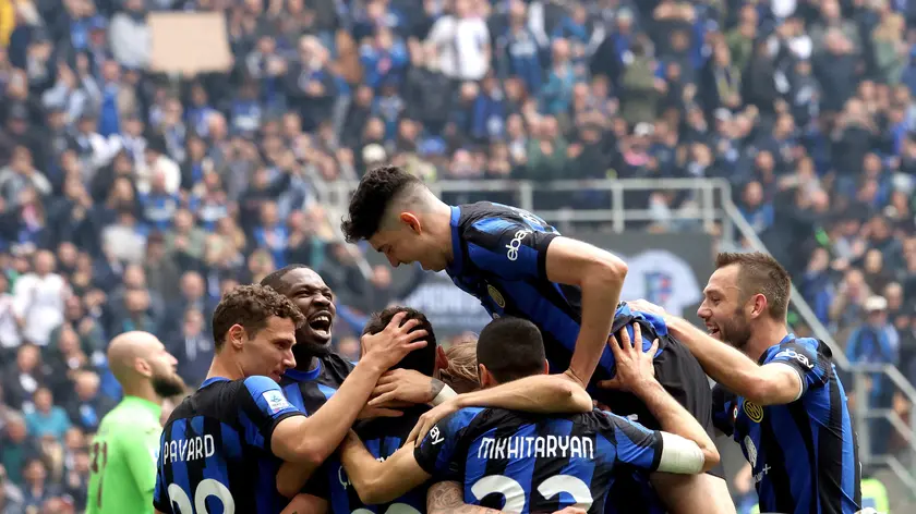 epa11306534 Inter Milan’s Hakan Calhanoglu jubilates with his teammates after scoring his second goal during the Italian serie A soccer match between Fc Inter and Torino at Giuseppe Meazza stadium in Milan, Italy, 28 April 2024. EPA/MATTEO BAZZI