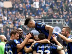 epa11306534 Inter Milanâ€™s Hakan Calhanoglu jubilates with his teammates after scoring his second goal during the Italian serie A soccer match between Fc Inter and Torino at Giuseppe Meazza stadium in Milan, Italy, 28 April 2024. EPA/MATTEO BAZZI