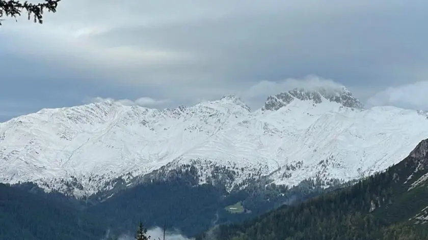La prima neve della stagione ha imbiancato le Dolomiti bellunesi in Val Comelico