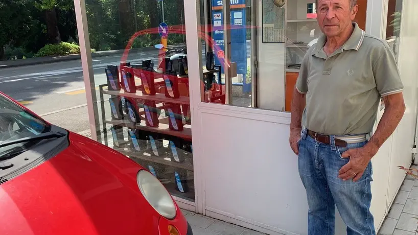 Amedeo Fecchio davanti al suo ufficio ormai chiuso
