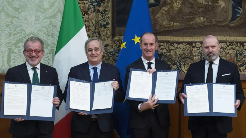 Maroni, Bressa, Zaia e Bonaccini mostrano il testo dell'accordo