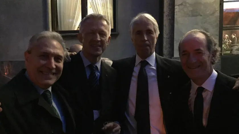 Da sinistra l'ex rugbista Stefano Bettarello, il romeno Octavian Morariu, capo della commissione di valutazione del Cio per le candidature alle Olimpiadi invernali del 2026, il presidente del Coni, Giovanni Malagò, il presidente del Veneto, Luca Zaia
