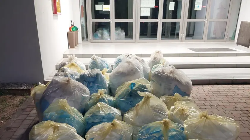 Alcuni dei sacchi di mascherine davanti alla scuola