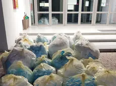 Alcuni dei sacchi di mascherine davanti alla scuola