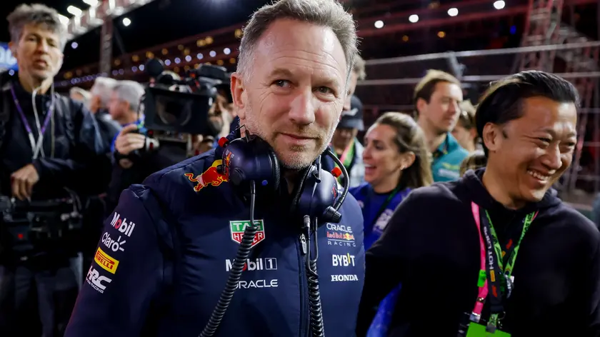 epa11737550 Red Bull Racing team principal Christian Horner (C) before the Formula One Las Vegas Grand Prix at the Las Vegas Strip Circuit in Las Vegas, Nevada, USA, 23 November 2024. EPA/SHAWN THEW