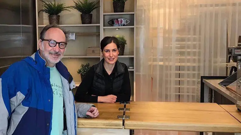Elisa Mazzuccato al banco del suo take away newyorchese