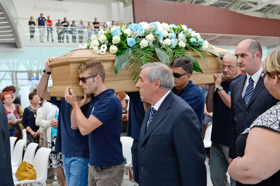 BOTTIN - 21/06/2016 - monselice - funerale del dottor Massimo Arboit nella foto: il gruppo sommozzatori porta la salma in spalla ph zangirolami