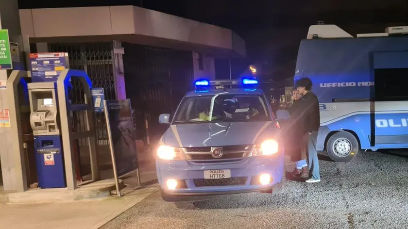 La polizia è intervenuta nel distributore dove l’uomo si era fermato