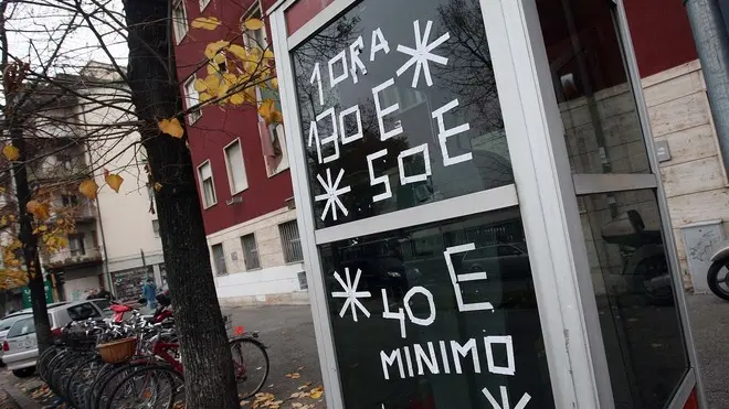 CARRAI - TARIFFE PROSTITUTE SU CABINA TELEFONICA VIA AVANZO