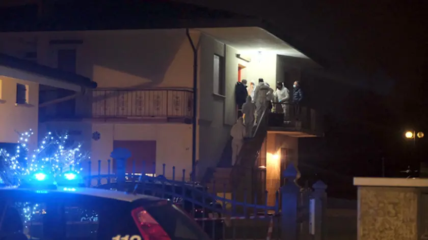 I rilievi dei carabinieri nella villetta della strage