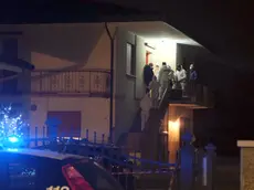 I rilievi dei carabinieri nella villetta della strage