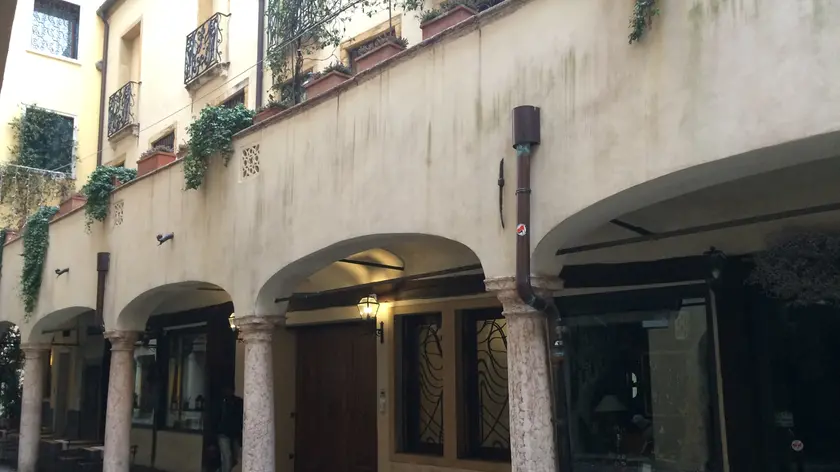 La palazzina dove abita la famiglia del notaio
