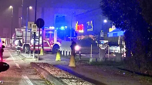 I soccorsi per l’incidente dove è rimasto coinvolto il vigile del fuoco