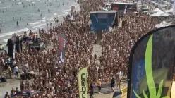 Sopra la spiaggia di Sottomarina, al centro la Prima dello spettacolo al Centro Altinate, sotto Paolini con Lorenzo Monguzzi che l’accompagna in scena