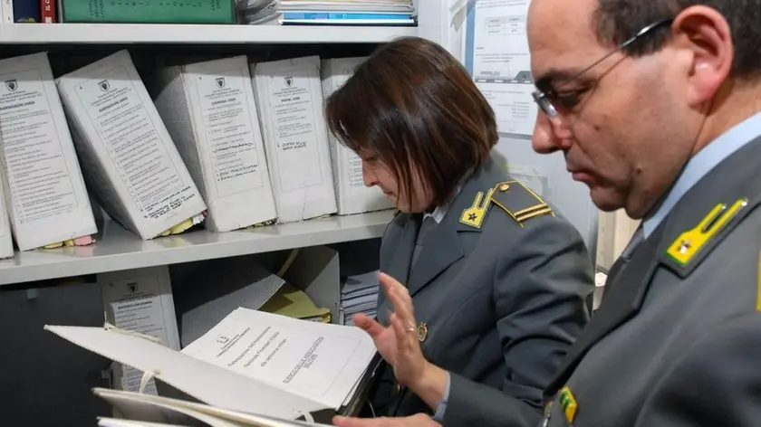 AGENTI GDF GUARDIA DI FINANZA FIAMME GIALLE CONTROLLO FALDONI DOCUMENTI CARTE ARCHIVIO