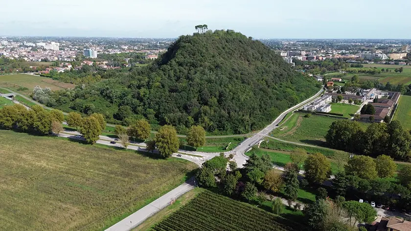 Una veduta del Monte Castello: sulla sommità del colle c’è una torre settecentesca (foto Piran)