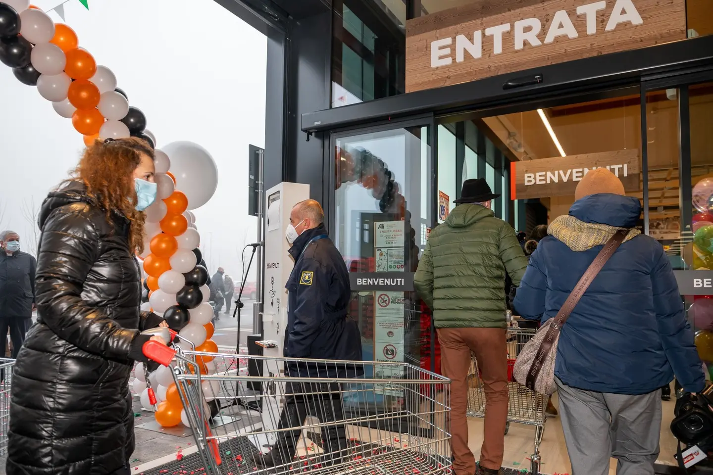 Montagnana (PD), 21 gennaio 2021. Inaugurazione Supermercato Ali a Montagnana. Nella Foto: i primi clienti accedono al nuovo supermercato Alì