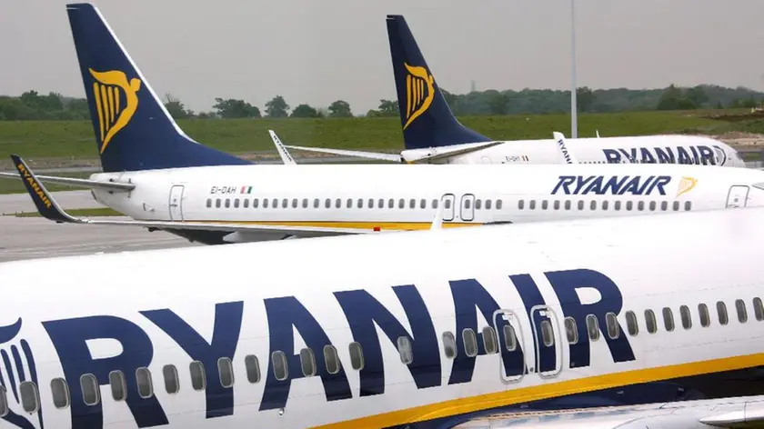 AEROPORTI: BATTUTA RYANAIR, TAR CONFERMA MENO VOLI CIAMPINO - Un'immagine d'archivio di alcuni aerei della societa' Ryanair. Il Tar del Lazio ha confermato la decisione con la quale l'Enac ha disposto la riduzione dei voli nell'aeroporto di Ciampino. Lo ha deciso la Terza Sezione Ter del Tribunale Amministrativo Regionale presieduta da Italo Riggio, respingendo la richiesta di sospensione del provvedimento dell'Ente, presentata dalla societa' Ryanair. EPA/ANDY RAIN - ANSA -- BGG