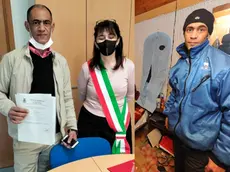 Fouad Bamaarouf riceve la cittadinanza italiana e a destra il fratello Adil, espulso perché "radicalizzato"