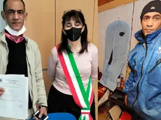 Fouad Bamaarouf riceve la cittadinanza italiana e a destra il fratello Adil, espulso perché "radicalizzato"