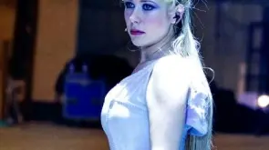 Accanto al titolo Serena Rizzetto la diciottenne trevigiana da stasera a Piazzola protagonista del musical dei record A fianco un momento dello spettacolo