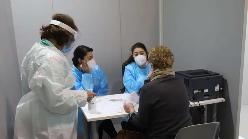 TOME' - AGENZIA BIANCHI - PADOVA - VACCINAZIONI ANZIANI IN FIERA. LA PRIMA VACCINATA LUCIANA ESTI
