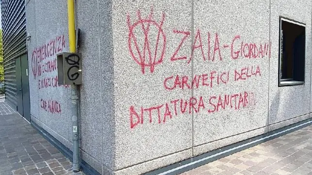 Alcune scritte No-vax contro il presidente Zaia e il sindaco Giordani su un muro universitario a Padova