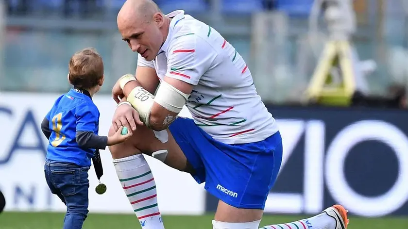Italy's Sergio Parisse with his son afterthe Six Nations rugby match between Italy and France at the Olimpico stadium in Rome, Italy, 16 March 2019. ANSA/ETTORE FERRARI
