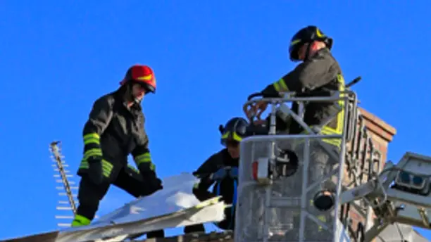 DeMarchi Resana incidente aereo vigili del fuoco recuperano ala sul tetto