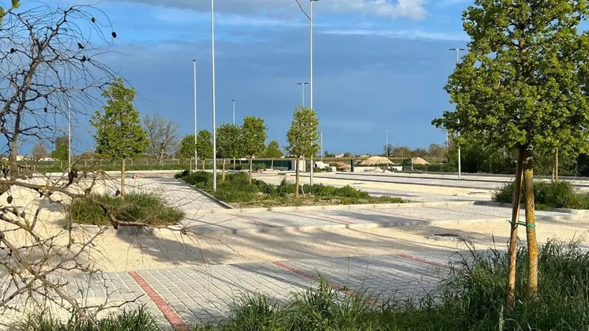 Il parcheggio in foto si trova accanto alla Hiref e all'area che ospiterà il nuovo polo logistico