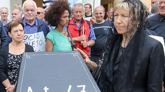 Il "funerale" nell'anniversario della liquidazione di Veneto Banca